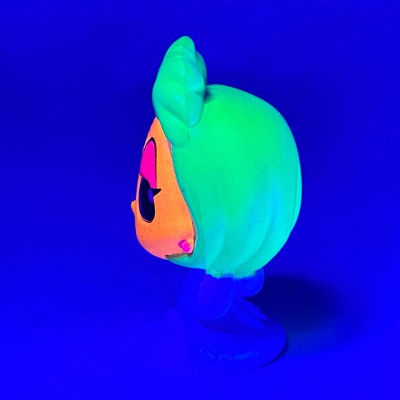 Disney Doorables Blacklight Villains CRUELLA DE VIL 101 Dalmations GLOWS NEW - Picture 6 of 9